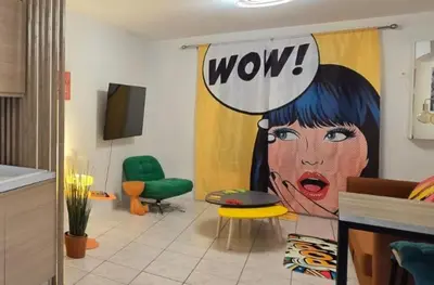 Télévision ou salle de divertissement dans l'établissement Nouveau ! Le Pop Appart - Fun et coloré en hypercentre de Surgères