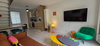 Télévision ou salle de divertissement dans l'établissement Nouveau ! Le Pop Appart - Fun et coloré en hypercentre de Surgères