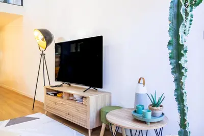 Télévision ou salle de divertissement dans l'établissement Casa Rochelaise - By Primo Conciergerie