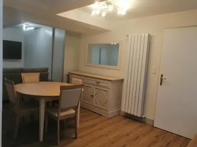 Télévision ou salle de divertissement dans l'établissement Magnifique studio neuf et indépendant à la campagne