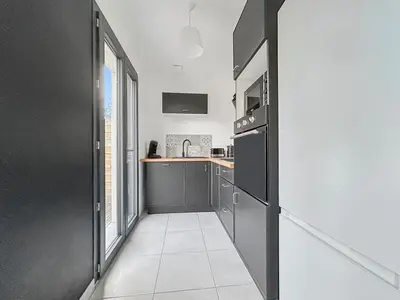 Cuisine ou kitchenette dans l'établissement Maison moderne T5 · 4 ch sdb privatives · Terrasse