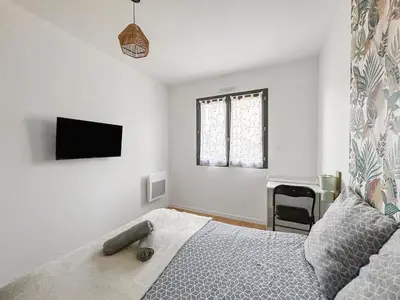 Télévision ou salle de divertissement dans l'établissement Maison moderne T5 · 4 ch sdb privatives · Terrasse