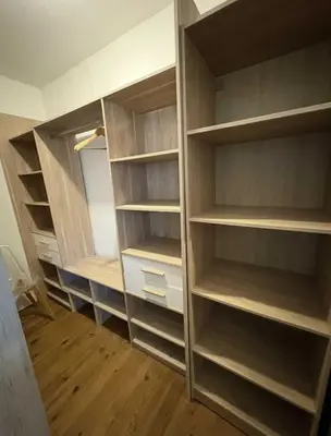 Bibliothèque dans la maison de vacances