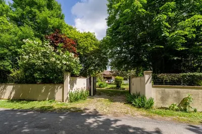 Jardin de l'établissement Maison 15p piscine chauffé terrain de pétanque
