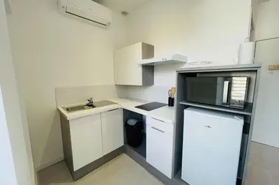 Cuisine ou kitchenette dans l'établissement La Terrasse avec climatisation