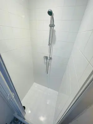 Salle de bains dans l'établissement La Terrasse avec climatisation