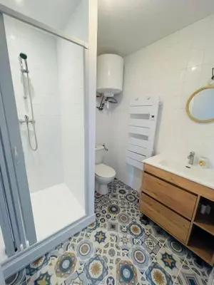 Salle de bains dans l'établissement La Terrasse avec climatisation