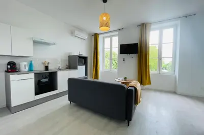 Cuisine ou kitchenette dans l'établissement La Jungle avec climatisation