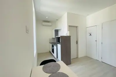 Cuisine ou kitchenette dans l'établissement Le Cocooning avec climatisation
