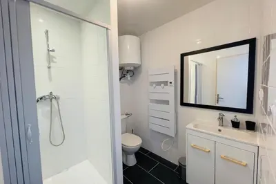 Salle de bains dans l'établissement Le Cocooning avec climatisation