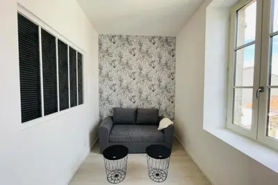 Coin salon dans l'établissement Le Cocooning avec climatisation