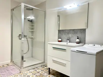 Salle de bains dans l'établissement Le souvenir Spacieux t2 aux portes du Futuroscope