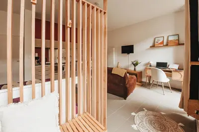 Télévision ou salle de divertissement dans l'établissement Le Cocon Carmel by CozyLife