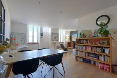 Bibliothèque dans la villa