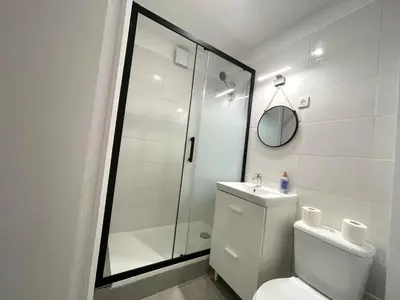 Salle de bains dans l'établissement ღ TerraCotta - Élégant cocon neuf avec WIFI HAUT DÉBIT