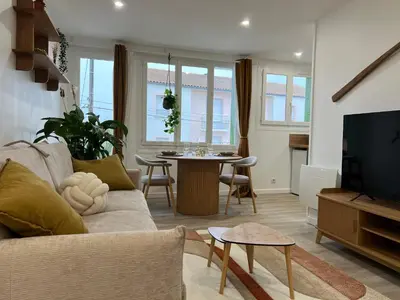 Télévision ou salle de divertissement dans l'établissement ღ TerraCotta - Élégant cocon neuf avec WIFI HAUT DÉBIT