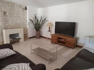 Télévision ou salle de divertissement dans l'établissement Le Gite de l'Alambic