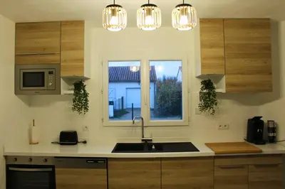 Cuisine ou kitchenette dans l'établissement Maison cosy avec SPA - Logis Flo - à 15 min du Futuroscope