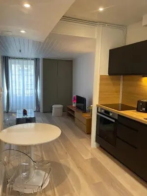 Cuisine ou kitchenette dans l'établissement l'Onyx