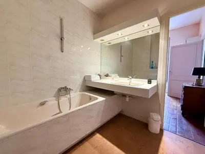 Salle de bains dans l'établissement La Maison de la Glycine