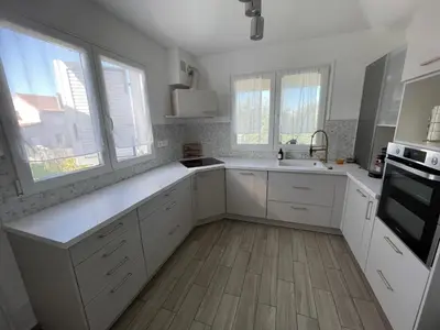 Cuisine ou kitchenette dans l'établissement Maison familiale