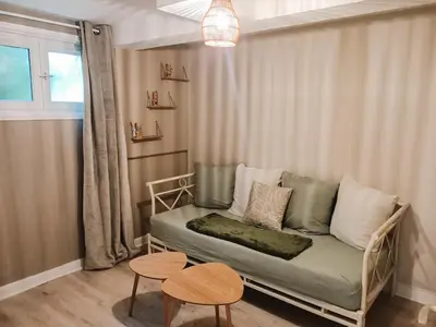 Coin salon dans l'établissement Appartement Jungle Cosy - Bureau & Fibre - 10min du Futuroscope