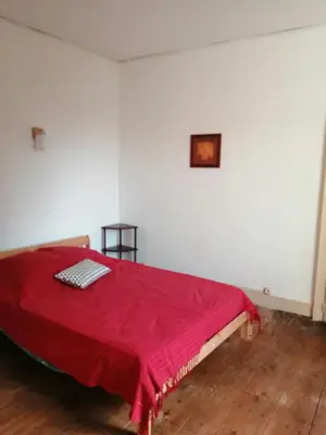 Un ou plusieurs lits dans un hébergement de l'établissement Grande maison de ville avec jardin Valence en Poitou pour 8 à 14 personnes
