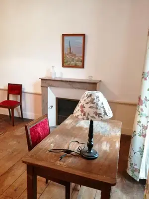 Coin salon dans l'établissement Grande maison de ville avec jardin Valence en Poitou pour 8 à 14 personnes