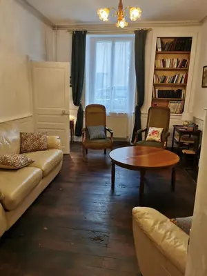 Coin salon dans l'établissement Grande maison de ville avec jardin Valence en Poitou pour 8 à 14 personnes