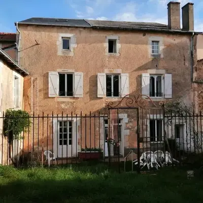 Grande maison de ville avec jardin Valence en Poitou pour 8 à 14 personnes