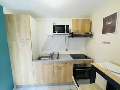 Cuisine ou kitchenette dans l'établissement Charmante petite maison avec jardin et parking-Niort Centre