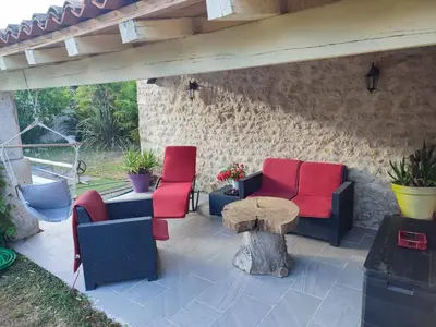 Coin salon dans l'établissement Maison de vacances 12 personnes Champniers