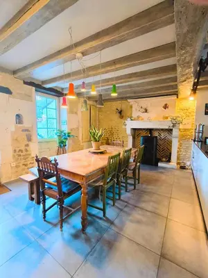 Cuisine ou kitchenette dans l'établissement Maison de vacances 12 personnes Champniers