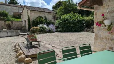 Jardin de l'établissement Charente Cozy Family Winter Retreat