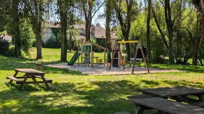 Aire de jeux pour enfants de l'établissement Charente Cozy Family Winter Retreat