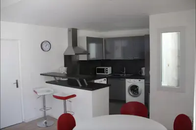 Cuisine ou kitchenette dans l'établissement 40 m apartment facing the Old Port of La Rochelle