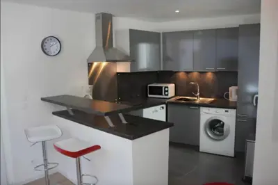 Cuisine ou kitchenette dans l'établissement 40 m apartment facing the Old Port of La Rochelle