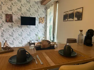 Télévision ou salle de divertissement dans l'établissement La maison du bonheur
