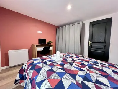 Un ou plusieurs lits dans un hébergement de l'établissement MAISON MODERNA-8 personnes-WiFi-Centre ville