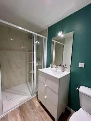 Salle de bains dans l'établissement MAISON MODERNA-8 personnes-WiFi-Centre ville