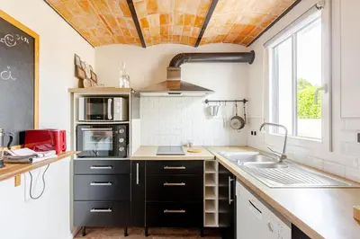 Cuisine ou kitchenette dans l'établissement L'Atelier du Clos avec Jacuzzi