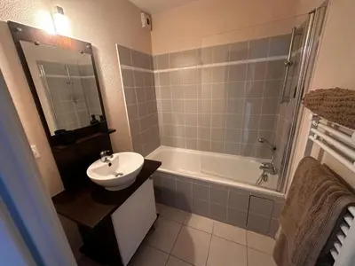 Salle de bains dans l'établissement Le Calarius - place parking gratuit