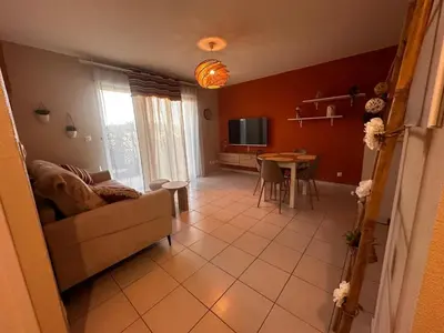 Télévision ou salle de divertissement dans l'établissement Le Calarius - place parking gratuit