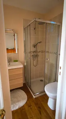 Salle de bains dans l'établissement Gite 10pers, Piscine couverte, CRITEUIL,Charente