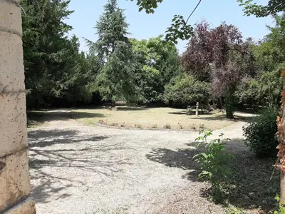 Jardin de l'établissement Demeure 13 personnes au Centre ville de Ruffec