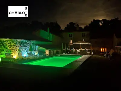 Piscine de l'établissement Gîte Charlot - Proche Futuroscope Aquascope ou située à proximité