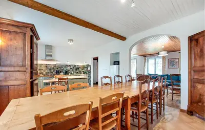 Coin salon dans l'établissement Cozy Home In Touvre With Wifi