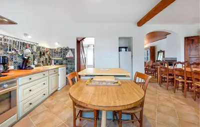Cuisine ou kitchenette dans l'établissement Cozy Home In Touvre With Wifi