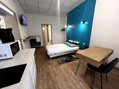 Télévision ou salle de divertissement dans l'établissement Beau Studio dans une rue au calme en Centre Ville de Niort proche de la Gare