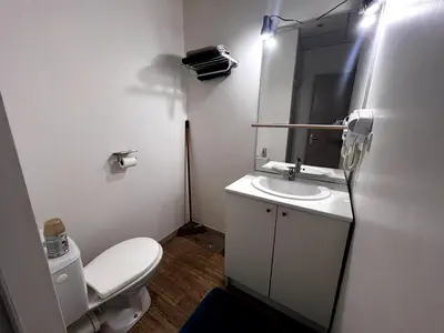 Salle de bains dans l'établissement Beau Studio dans une rue au calme en Centre Ville de Niort proche de la Gare